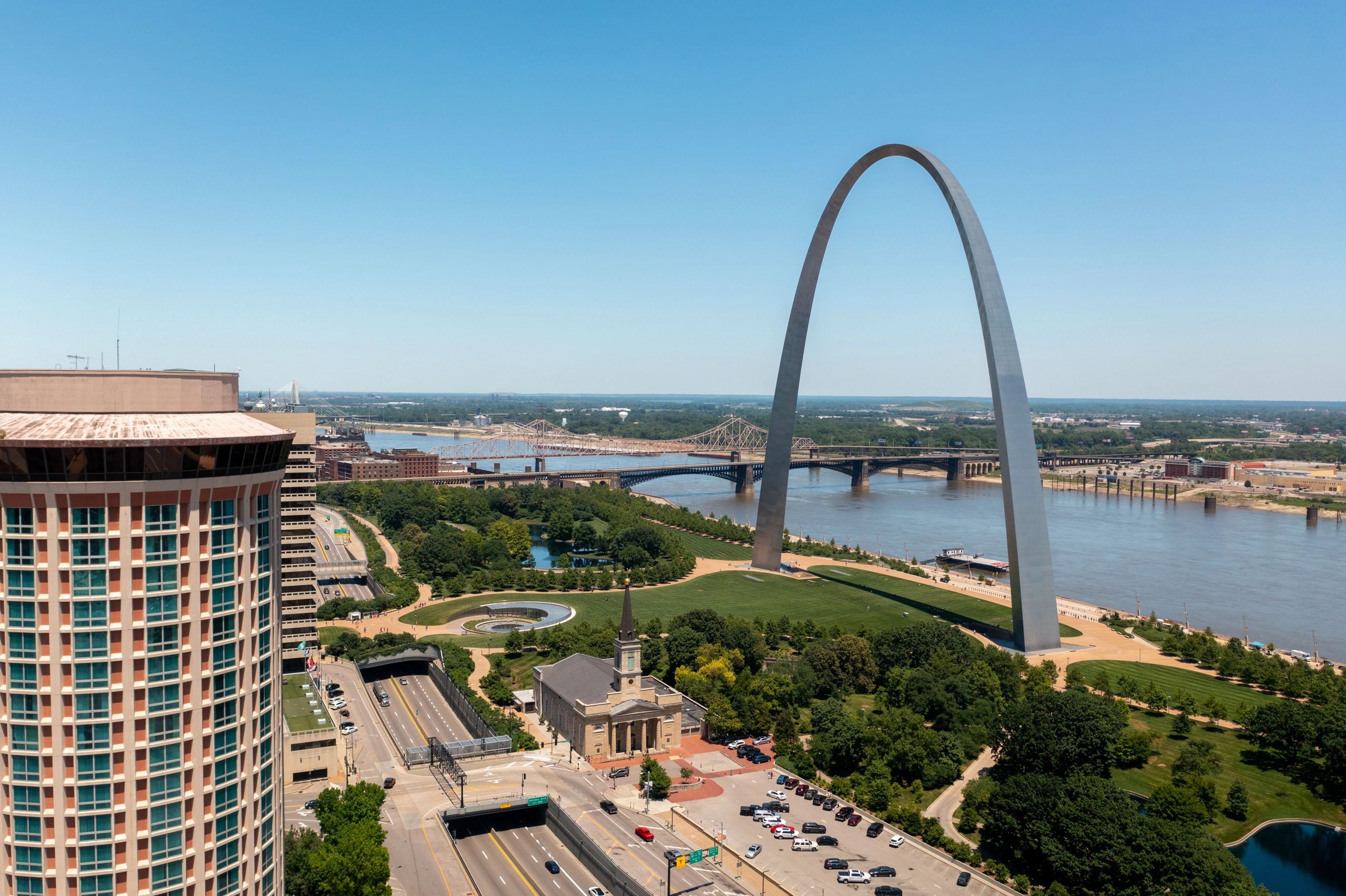 Gateway Arch and Mississippi River in St. Louis