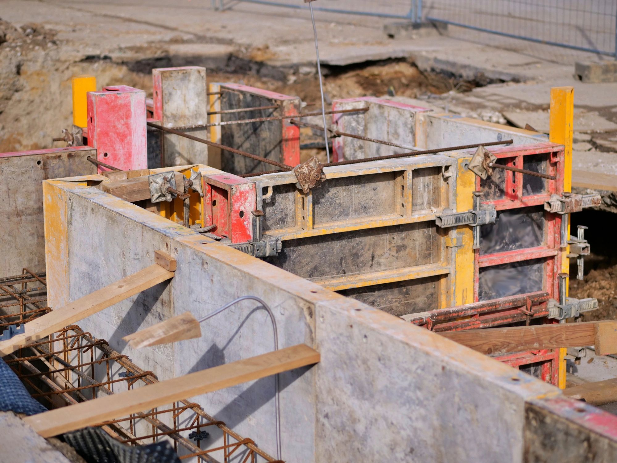 Concrete formwork and structural wall construction for underground bunker projects